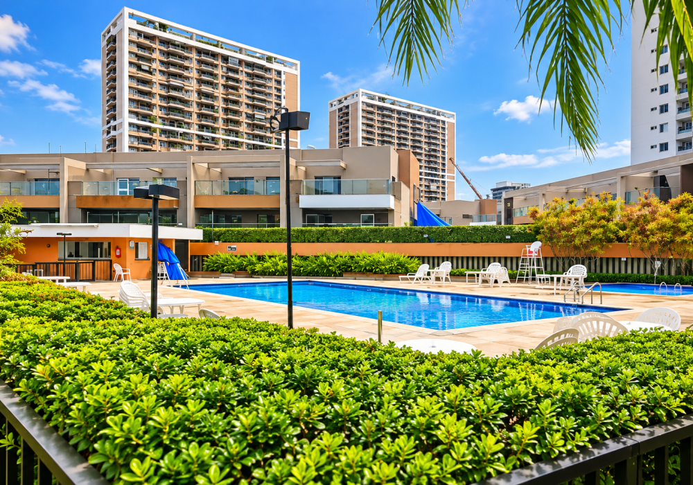 Piscina luxuosa em condomínio moderno